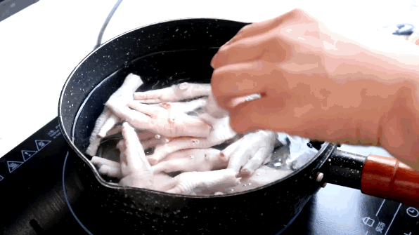 泡椒鸡爪怎么做法才好吃（泡椒鸡爪一道让人）(9)