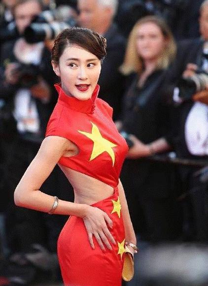 村民举错日本国旗当场被击毙（用国旗当红布摆放祭品并多次践踏）(4)