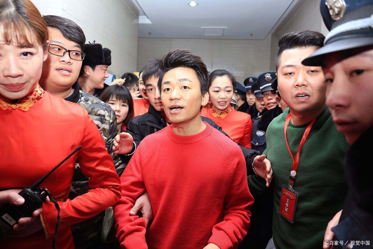 王宝强在老家广场唱戏，展现河北文化魅力