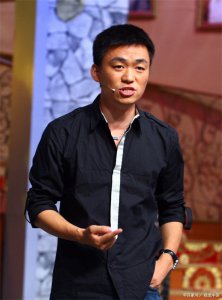 ​王宝强在老家广场唱戏，展现河北文化魅力