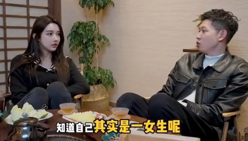 “年少拼刀子，只为女儿身”，19岁变性，女变男？网友：不太方便