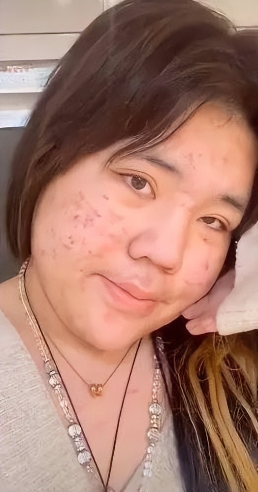 “年少拼刀子，只为女儿身”，19岁变性，女变男？网友：不太方便