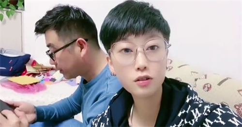 “年少拼刀子，只为女儿身”，19岁变性，女变男？网友：不太方便