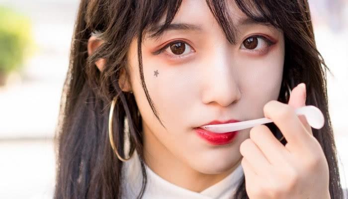 “年少拼刀子，只为女儿身”，19岁变性，女变男？网友：不太方便