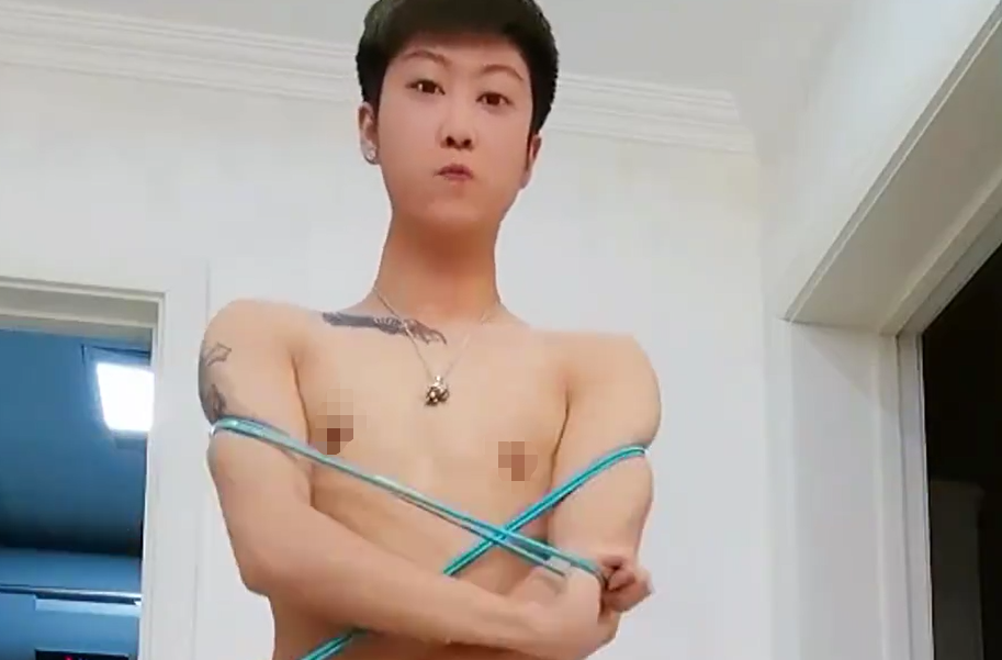 “年少拼刀子，只为女儿身”，19岁变性，女变男？网友：不太方便