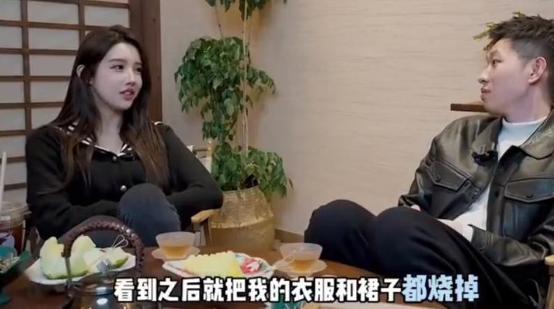 “年少拼刀子，只为女儿身”，19岁变性，女变男？网友：不太方便