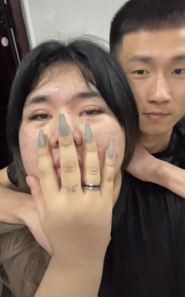 “年少拼刀子，只为女儿身”，19岁变性，女变男？网友：不太方便