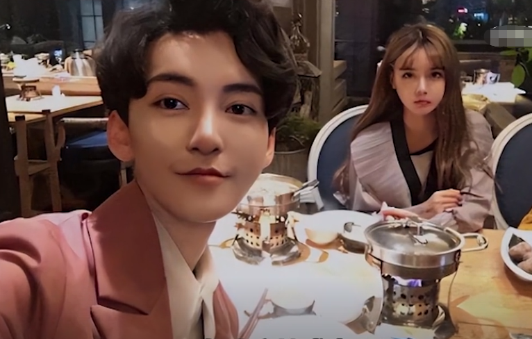 “年少拼刀子，只为女儿身”，19岁变性，女变男？网友：不太方便
