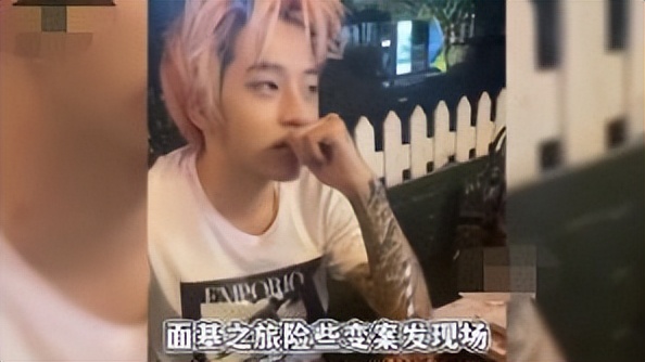 “年少拼刀子，只为女儿身”，19岁变性，女变男？网友：不太方便