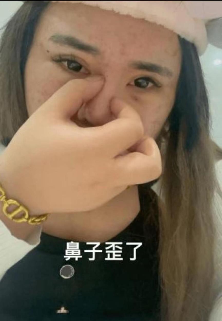 “年少拼刀子，只为女儿身”，19岁变性，女变男？网友：不太方便