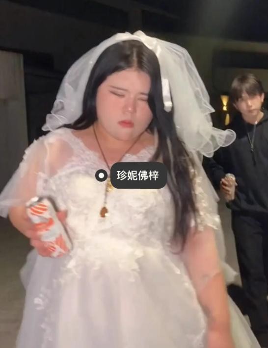 “年少拼刀子，只为女儿身”，19岁变性，女变男？网友：不太方便