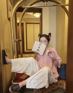 ​今年流行一种颜色，叫“豆沙色”，比嫩粉色端庄，中年女性特适合