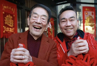 ​杨议被曝出轨后首现身，头发花白显老态，扶着父亲杨少华像同辈人