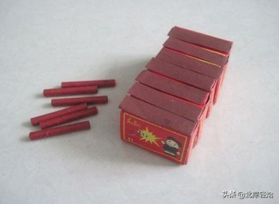 ​我们小时候玩的摔炮含有什么化学物质，为啥一摔就能炸？