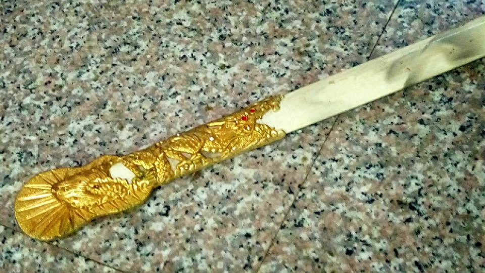整理爷爷房间发现很有年代的军刀，上头还有党徽！