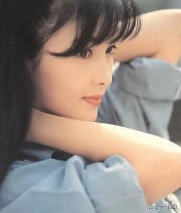 ​53岁周慧敏晒少女时期照片，时隔30年没变化，真是不老女神