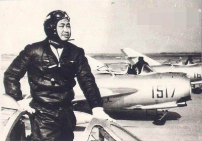 ​原武汉军区空军副司令，少将衔，妻子是陈潭秋遗孀，享年102岁
