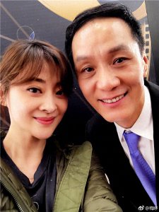 ​梅婷与冯远征合影笑称“童年阴影” 网友：也是我们的