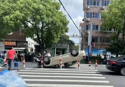 ​小区门外两车碰撞 轿车“四脚朝天”
