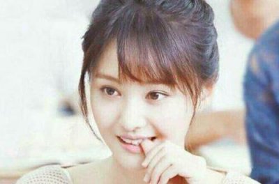 ​郑爽街头抽烟被拍 引起网友和粉丝热议