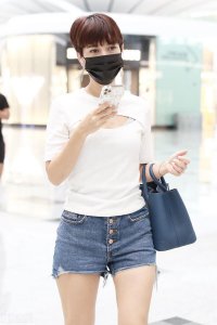 ​卢靖姗露出胸前一段皮肤，肌肤白皙身材丰满尽显女性成熟风