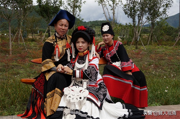凉山彝族美女，你知道她们穿上盛装的时候有多美丽吗
