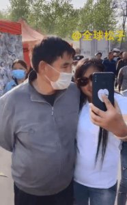 ​大衣哥搂妻子合影视频 大衣哥妻子的近照