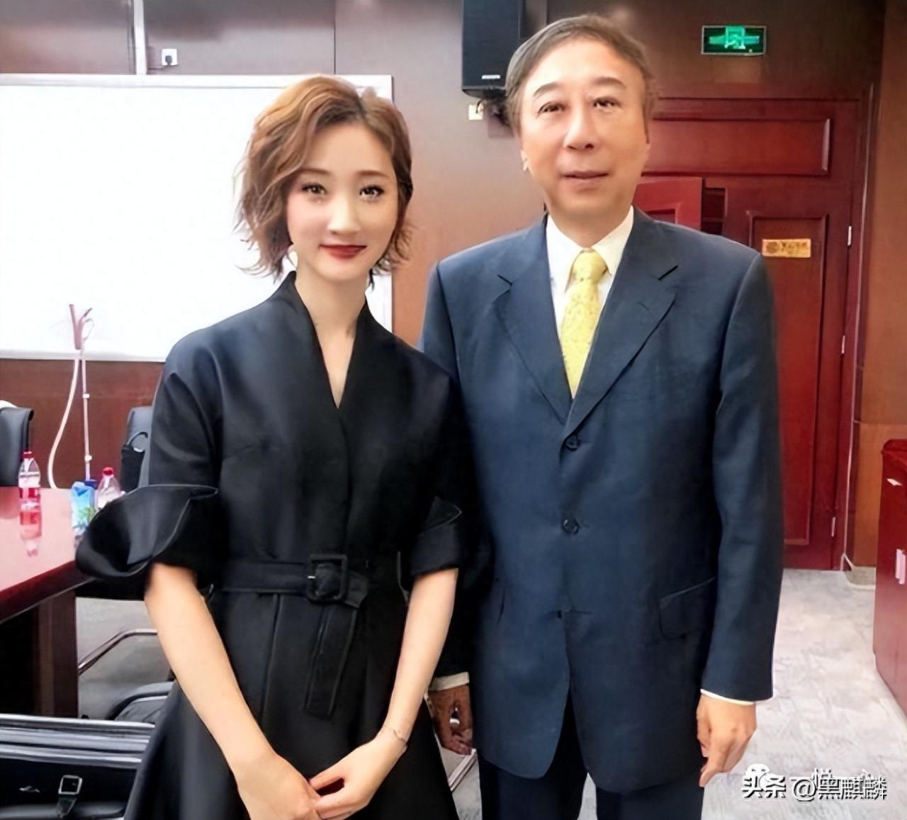 冯巩的老婆叫什么名字（冯巩老婆艾慧简介）-