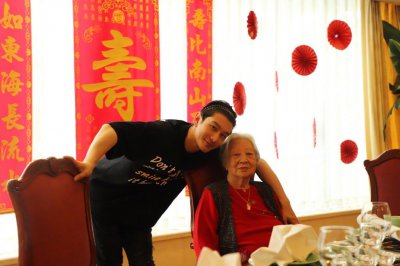 ​黄晓明为95岁姥姥庆生，一家21口同框显温馨，儿子小海绵站位抢镜