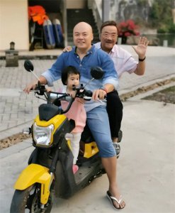 ​卢俊宇成为卢海潮的接班人，因儿子不懂说粤语而惭愧！