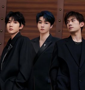 ​tfboys演唱会门票秒空，场外爬树看5000元