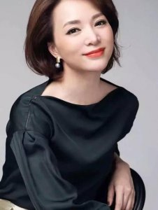 ​她才是央视第一美女！才华远超董卿，丈夫是“电话大王”长子！