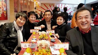 ​58岁董文华近照 容颜依旧状态非常好