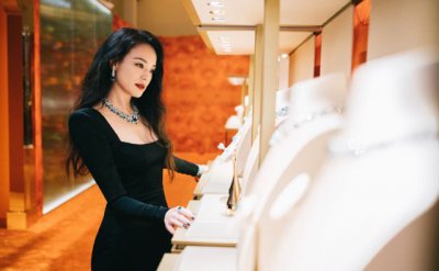 ​女星同场比美！章子怡秀事业线 佟丽娅珠光宝气