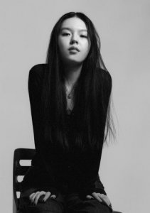 ​哈文晒女儿写真近照，20 岁法图麦颜值好优越，眉眼间太像爸爸