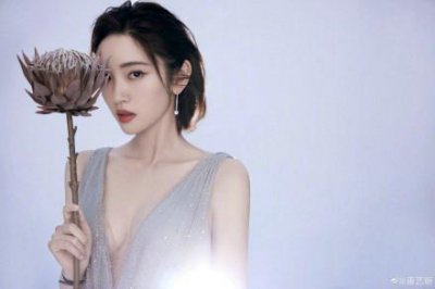 ​唐艺昕穿闪钻长裙秀婀娜身姿 优雅迷人美得让人动心