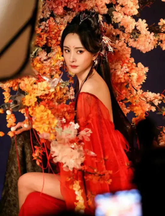 杨幂狐妖小红娘路透图爆出，一袭红色古装的她风情万种