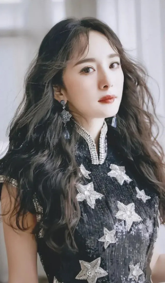 杨幂狐妖小红娘路透图爆出，一袭红色古装的她风情万种