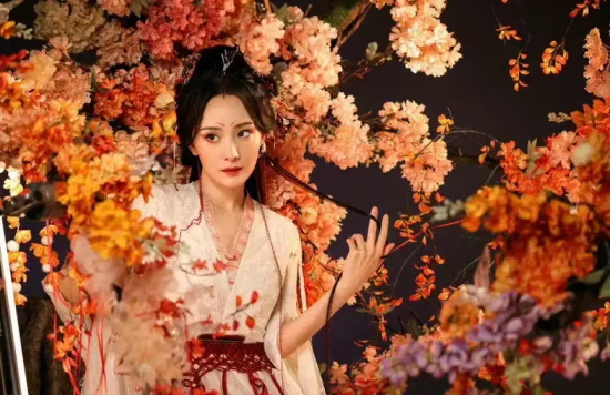杨幂狐妖小红娘路透图爆出，一袭红色古装的她风情万种