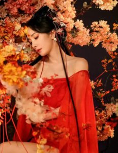 ​杨幂狐妖小红娘路透图爆出，一袭红色古装的她风情万种