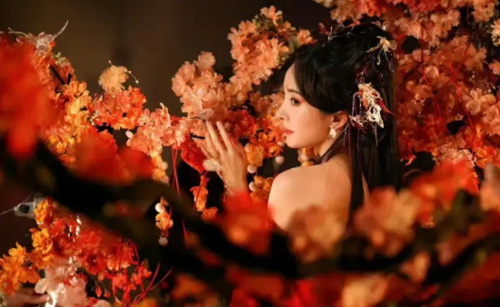 杨幂狐妖小红娘路透图爆出，一袭红色古装的她风情万种