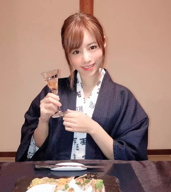 冰肌雪肤的瑠川莉娜写真分享，十部作品就斩男近百人！