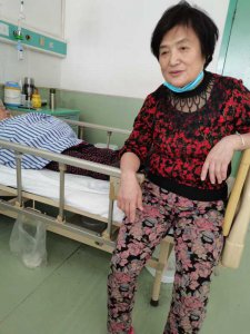 ​护理老人一天多少钱(护工一天挣的虽然多，但背后的无奈，是我无法想象的。)