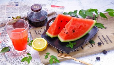 ​西瓜在冰箱里冻了能吃吗 西瓜放冰箱里冷冻了还能吃吗