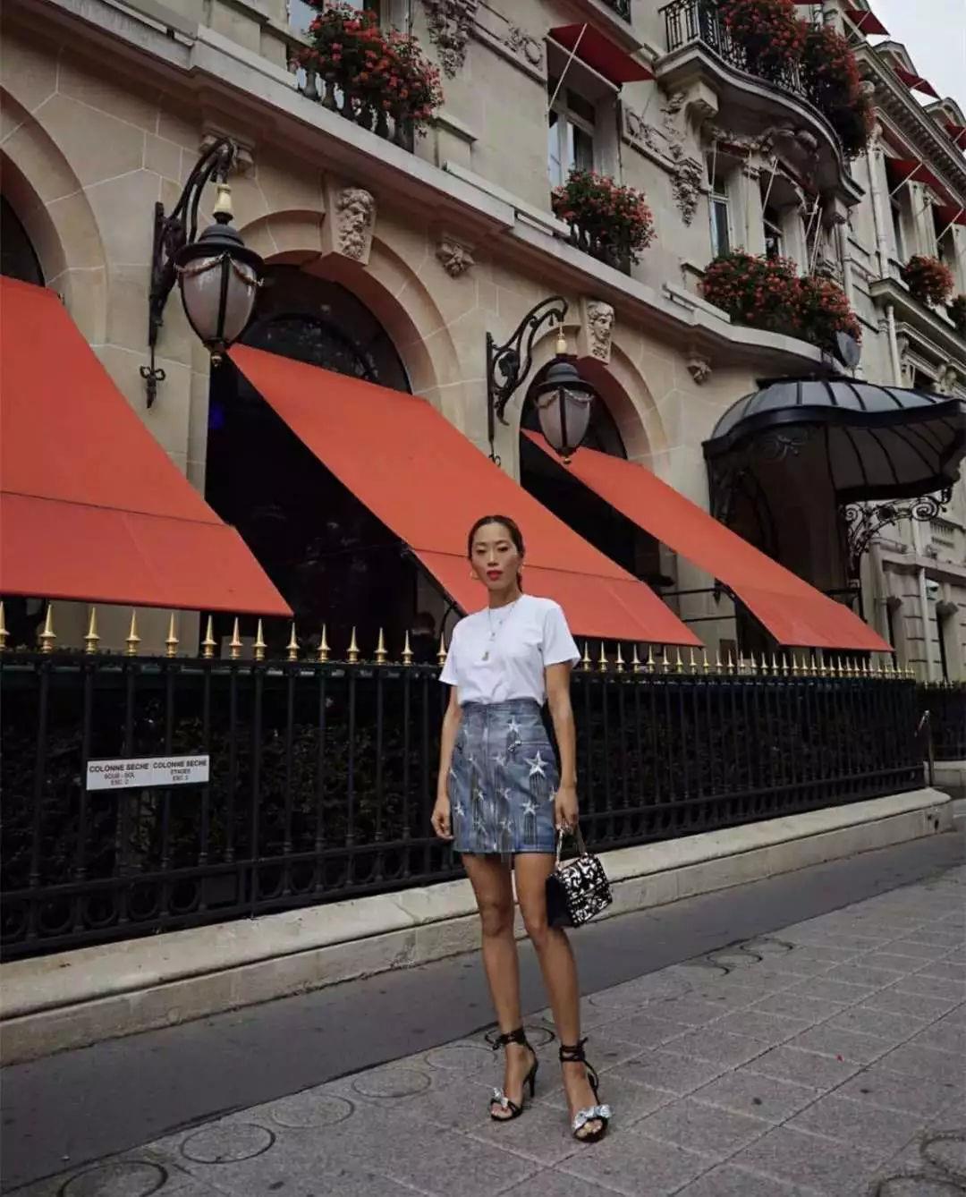穿什么颜色的衣服显白 穿对肤色亮白一阶