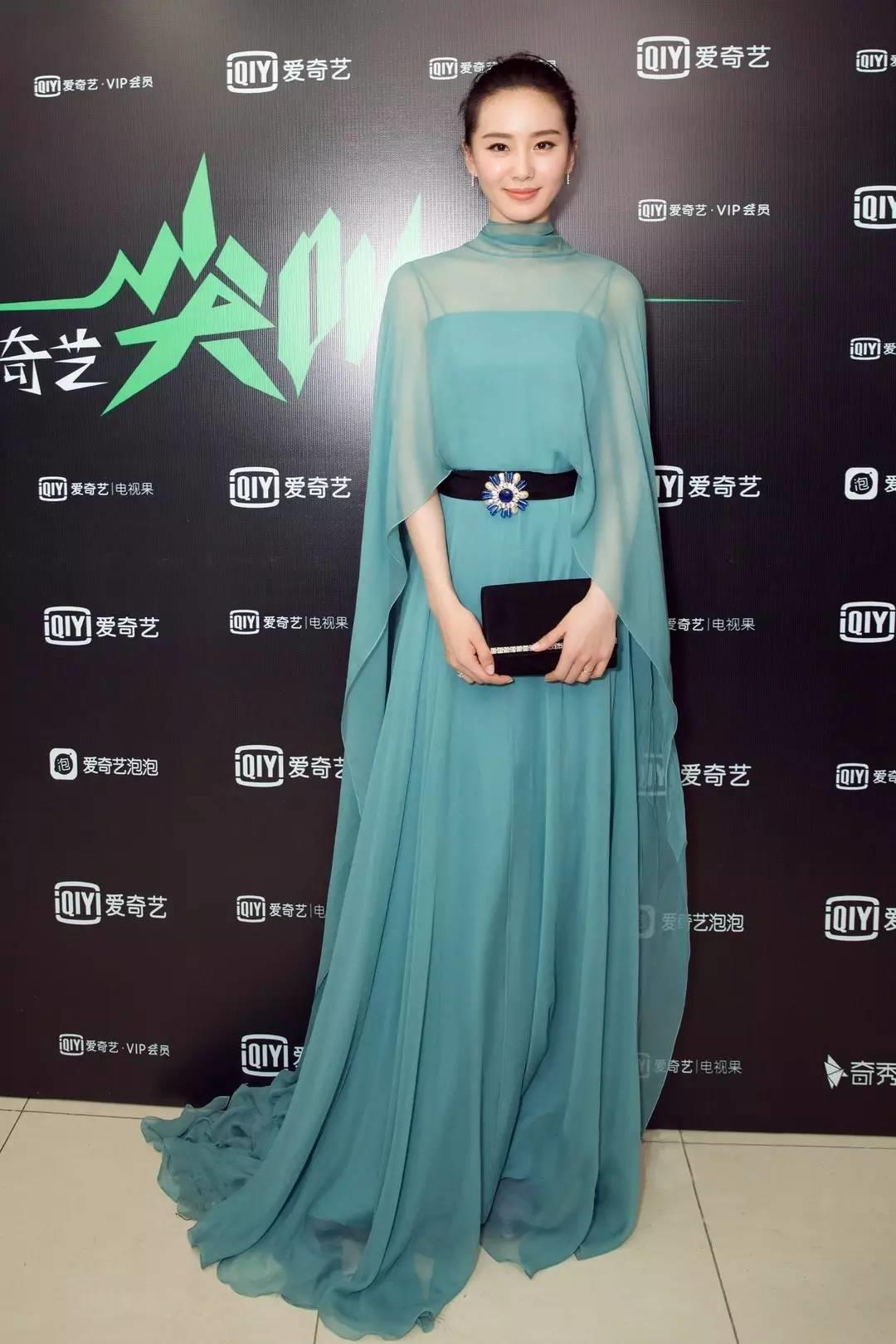 穿什么颜色的衣服显白 穿对肤色亮白一阶