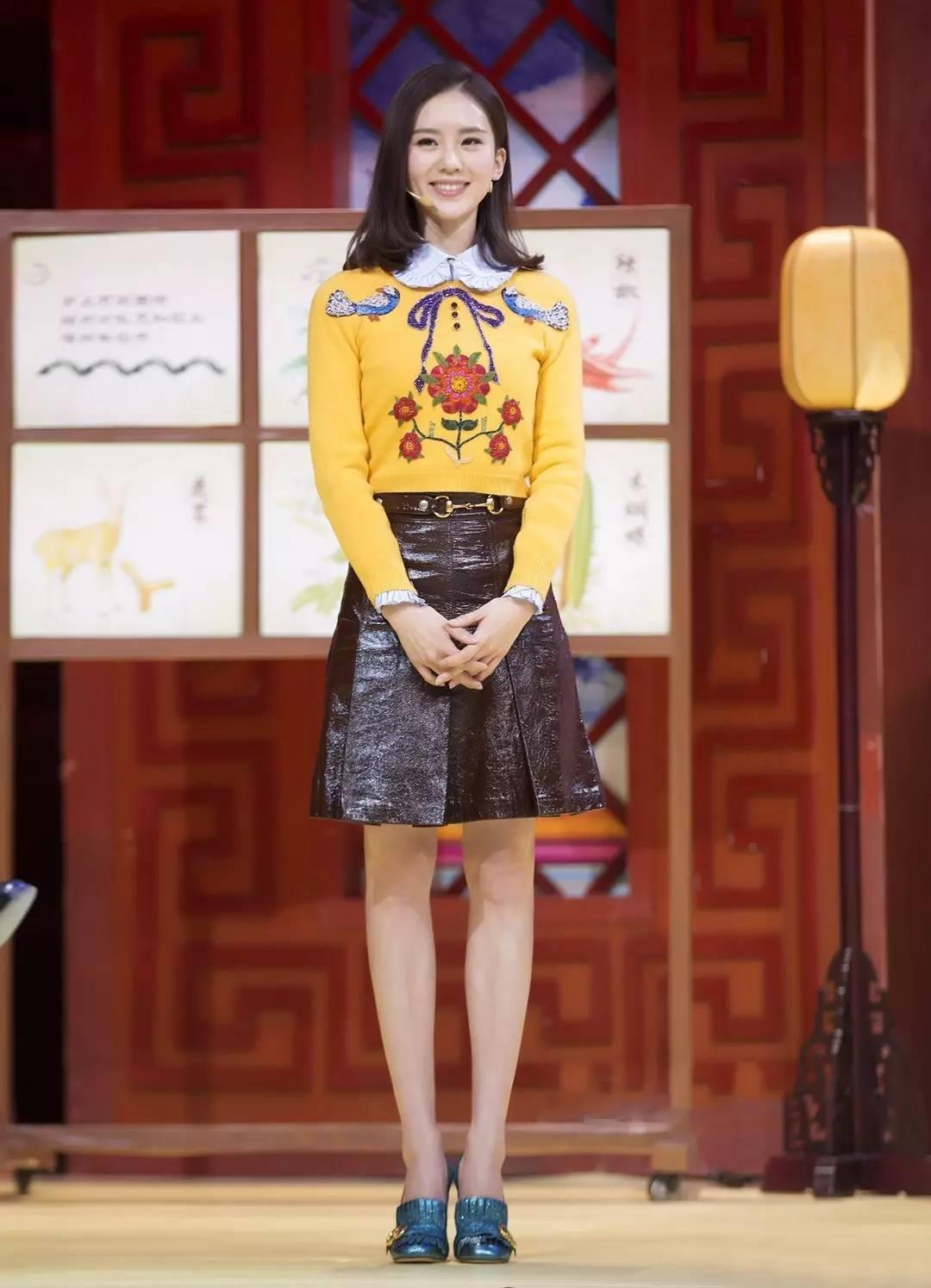 穿什么颜色的衣服显白 穿对肤色亮白一阶