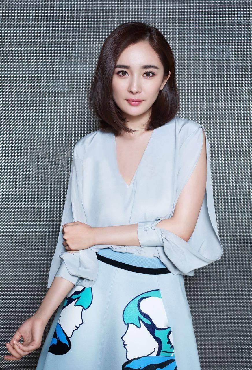 穿什么颜色的衣服显白 穿对肤色亮白一阶