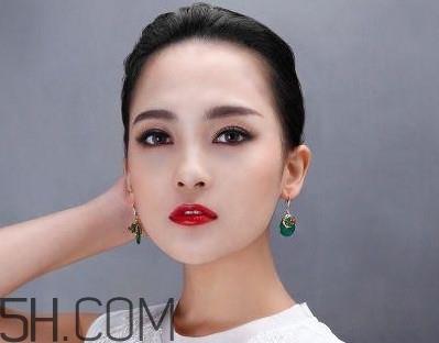 毛球耳环适合什么脸型 毛球耳环搭配什么衣服