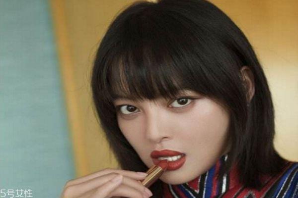 接近黑色的染发颜色 低调但是显气色的发色
